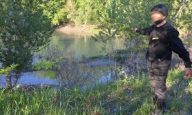 FOTO // Un moldovean a încercat să treacă Prutul înotând, dar a fost prins de polițiști